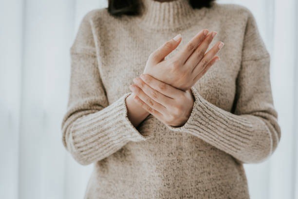 tanda tangan dan kesehatan, kekuatan genggaman menurun, tremor tangan, tangan nyeri saat menggenggam, perubahan warna tangan, tangan berkeringat berlebih, kesehatan ibu muda, ciri masalah saraf, kesehatan wanita